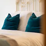 2Br Flat With Parking In London