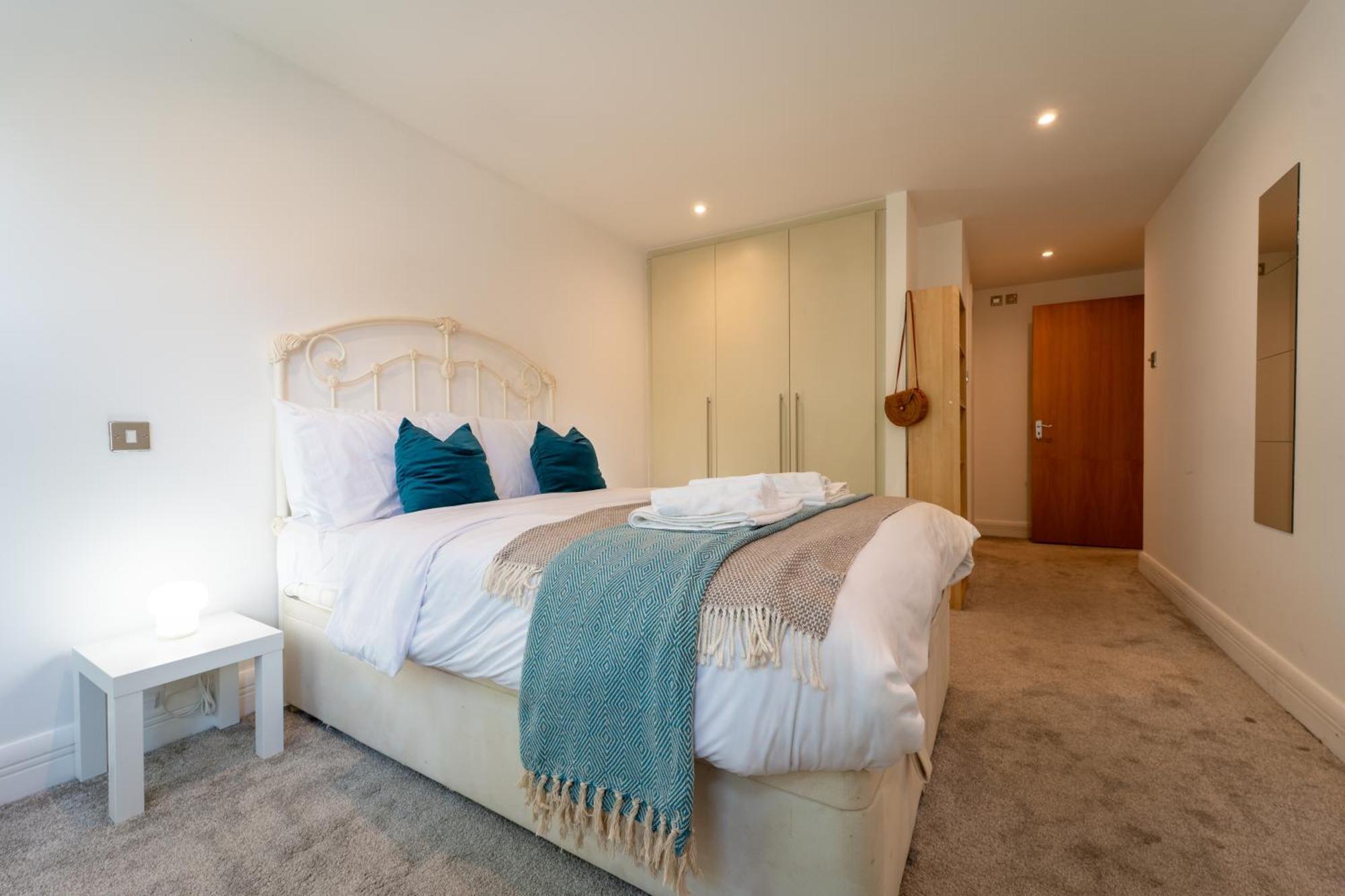 Apartment 2br Flat With Parking In London