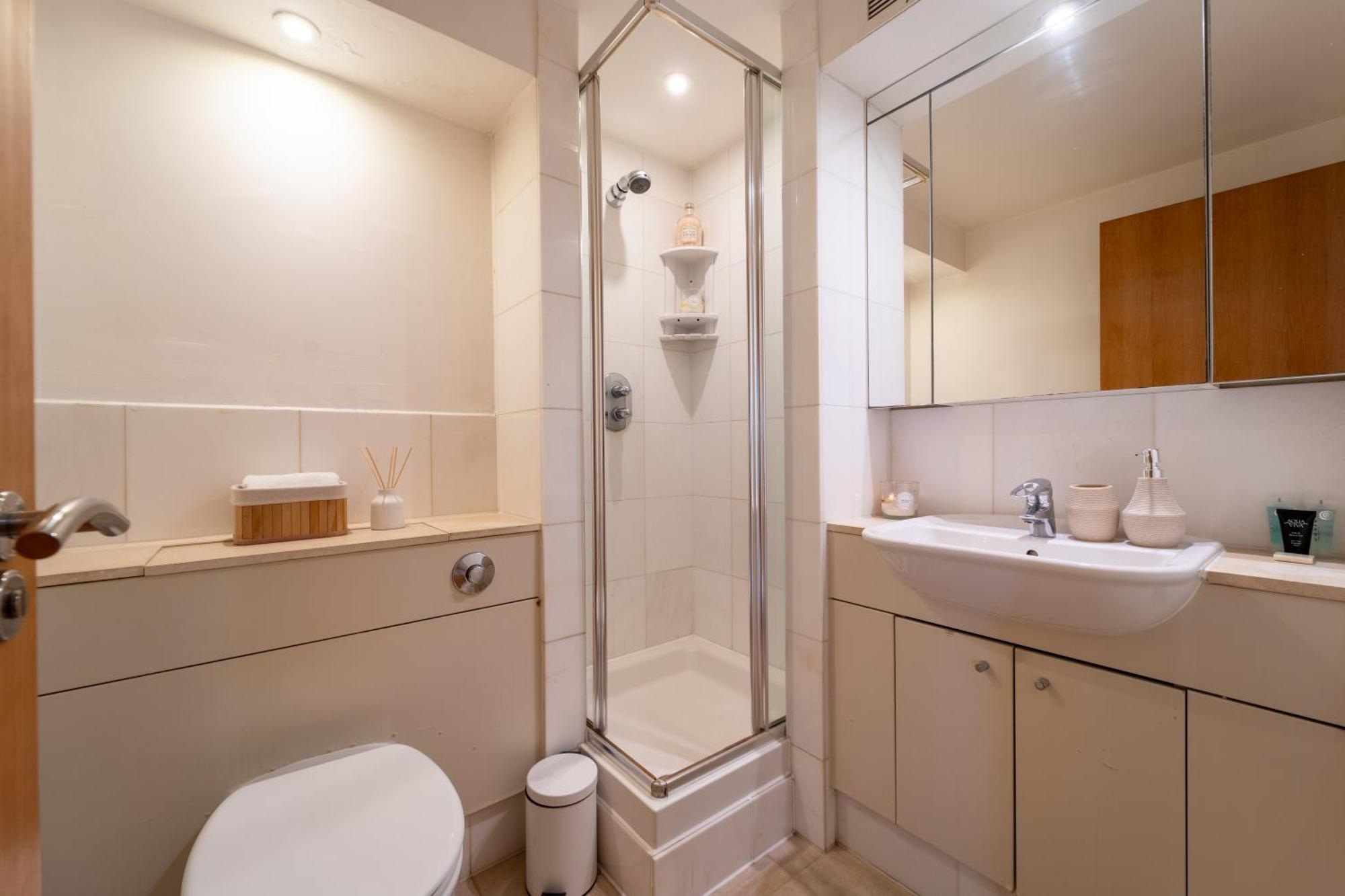 2br Flat With Parking In London